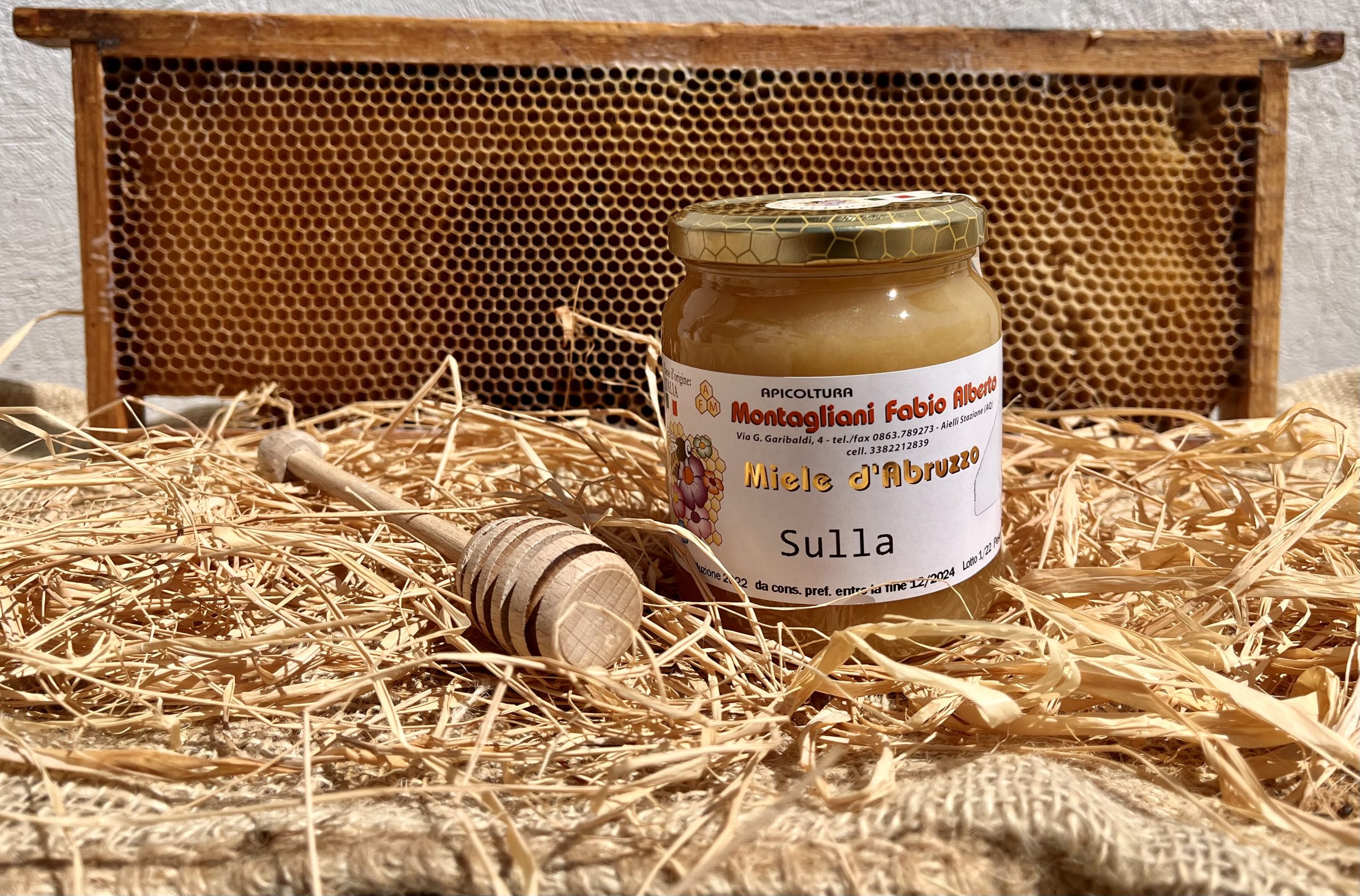 Barattolo di miele di Sulla vicino ad un alveare